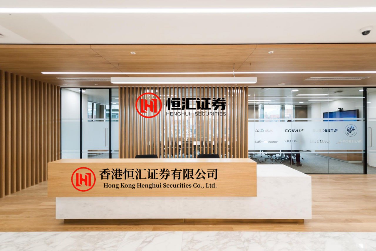 乾盘配资 武汉大学历史系的副教授，教了十几年书，一直评不上教授，只好辞职，到了厦门大学。到了厦门大学，凭借讲课能力受到重视，很快就被《百家讲坛》邀请。1992年那个闷热的夏天，武汉大学筒子楼里，一位副教授在昏黄灯光下盯着面前那张职称申报表。核心期刊栏：空。省级课题栏：空。窗外传来学生们的笑声...